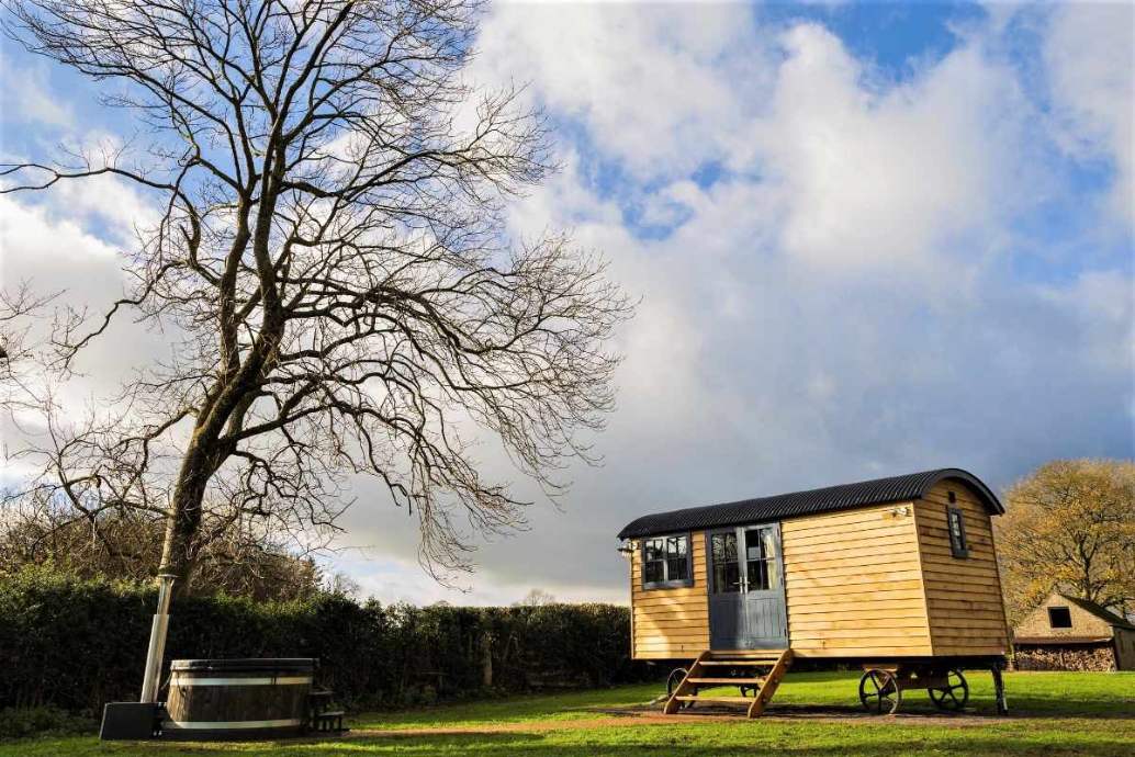 toadlands-shepherds-hut-with-hot-tub-in-daytime