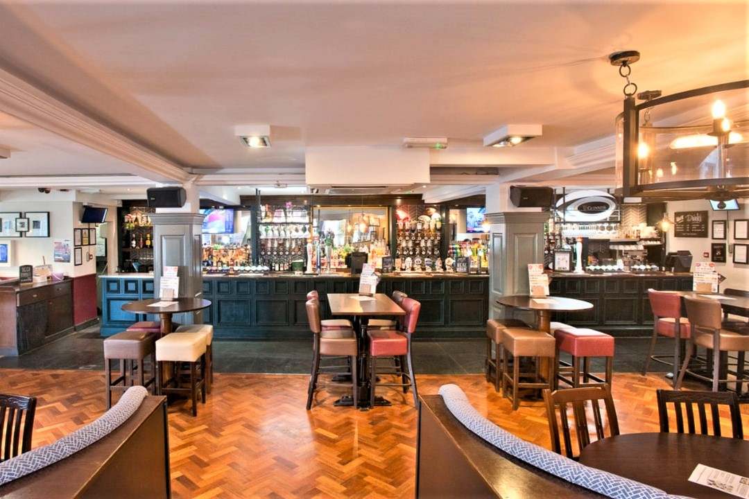 bar-and-tables-inside-the-drapers-arms-pub