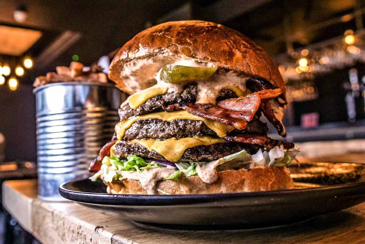 burger-on-table-at-garrards-bar-and-restaurant