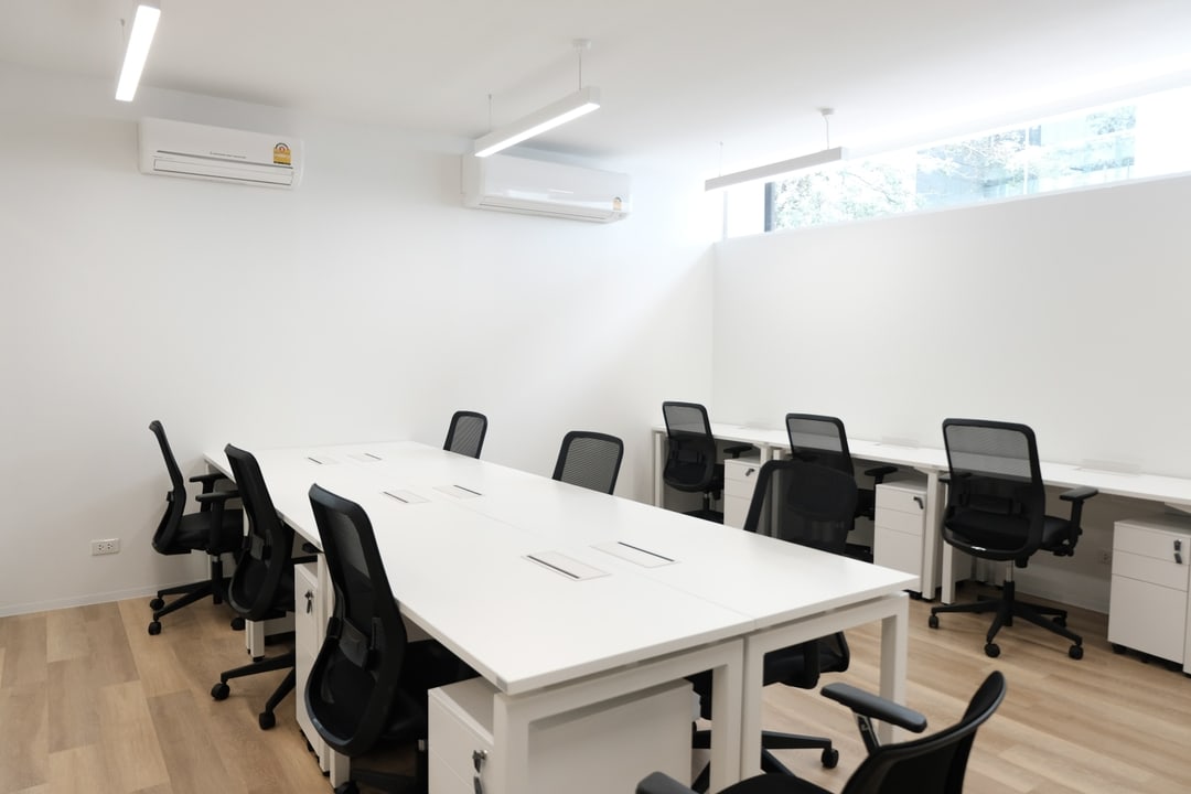 desk-and-office-chairs-inside-hubba-thailand-sathorn-hub