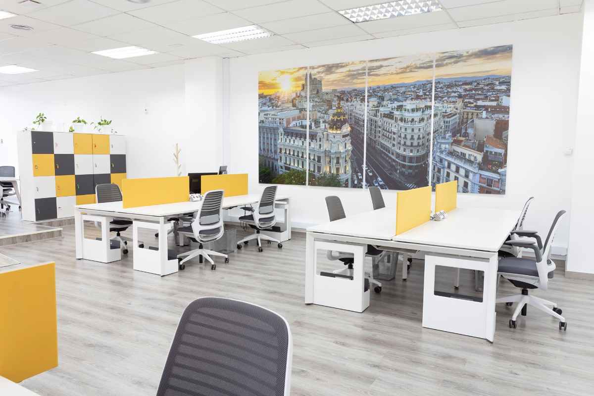 desks-and-office-chairs-inside-coworking-sainz-de-baranda