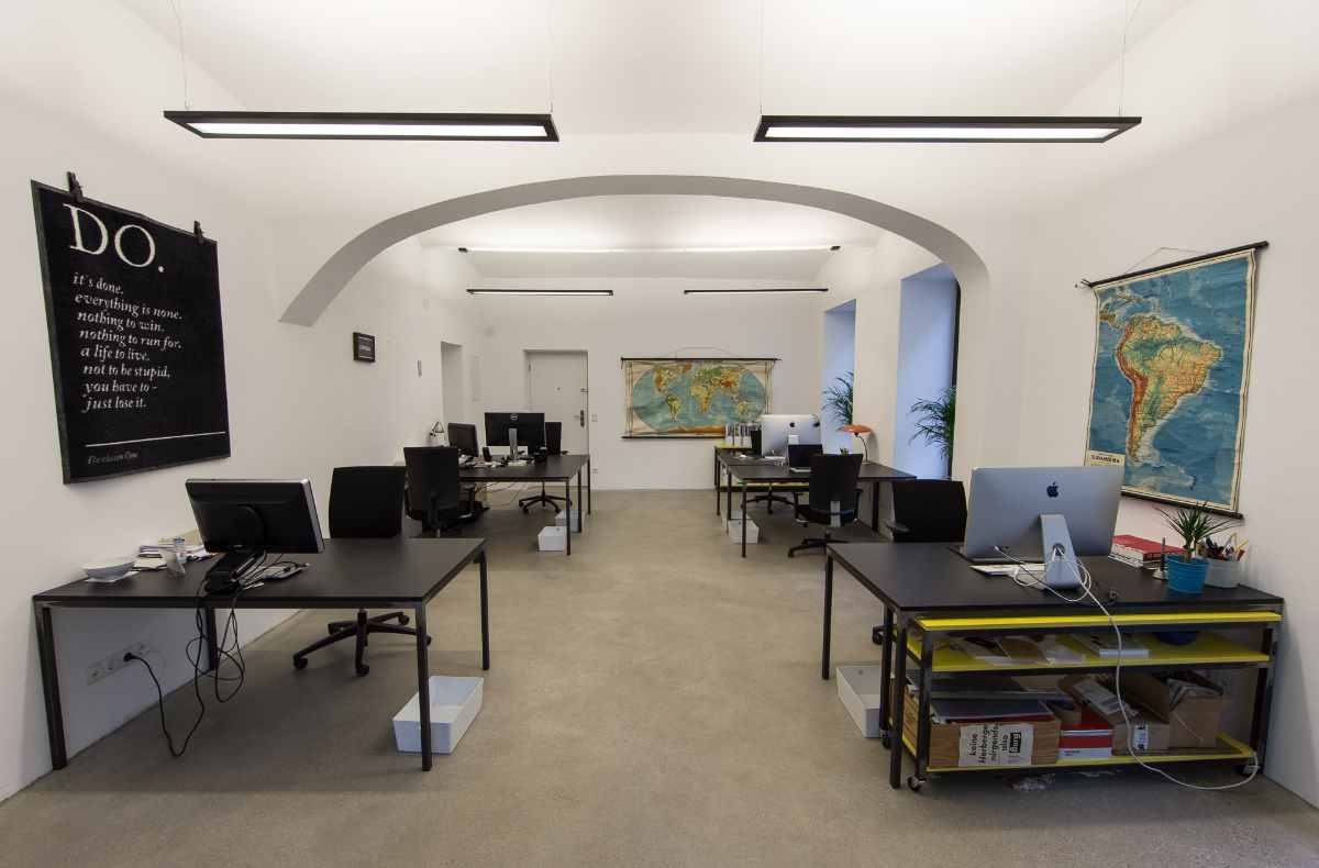 desks-and-office-chairs-inside-schreygasse-9-coworking