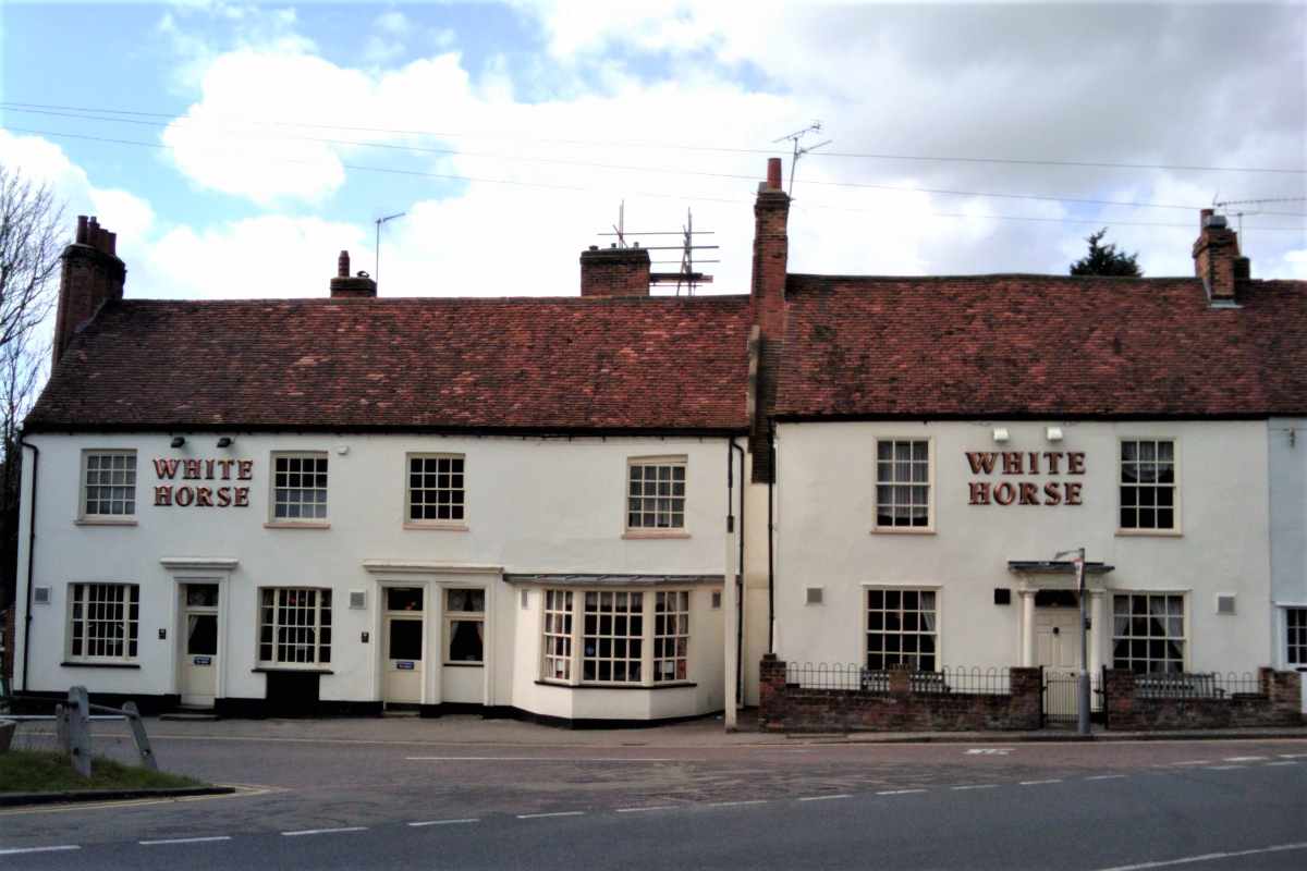 exterior-of-the-white-horse-pub-in-daytime