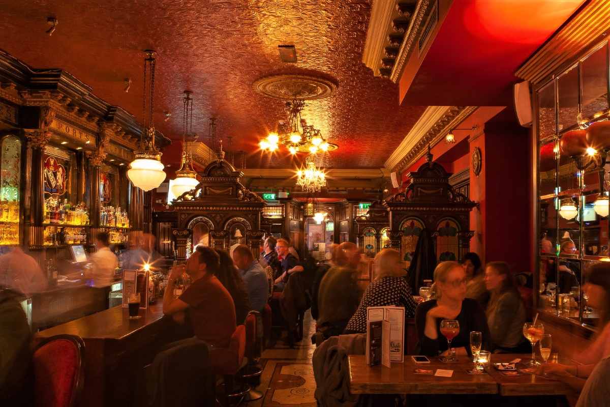 people-inside-the-gin-palace-cocktail-bars-dublin