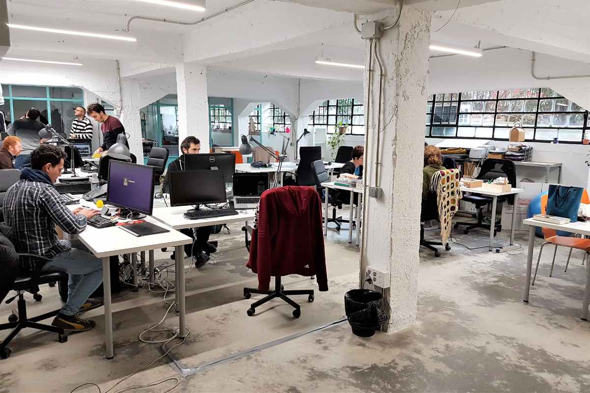 people-working-on-desks-inside-eslab-on-coworking