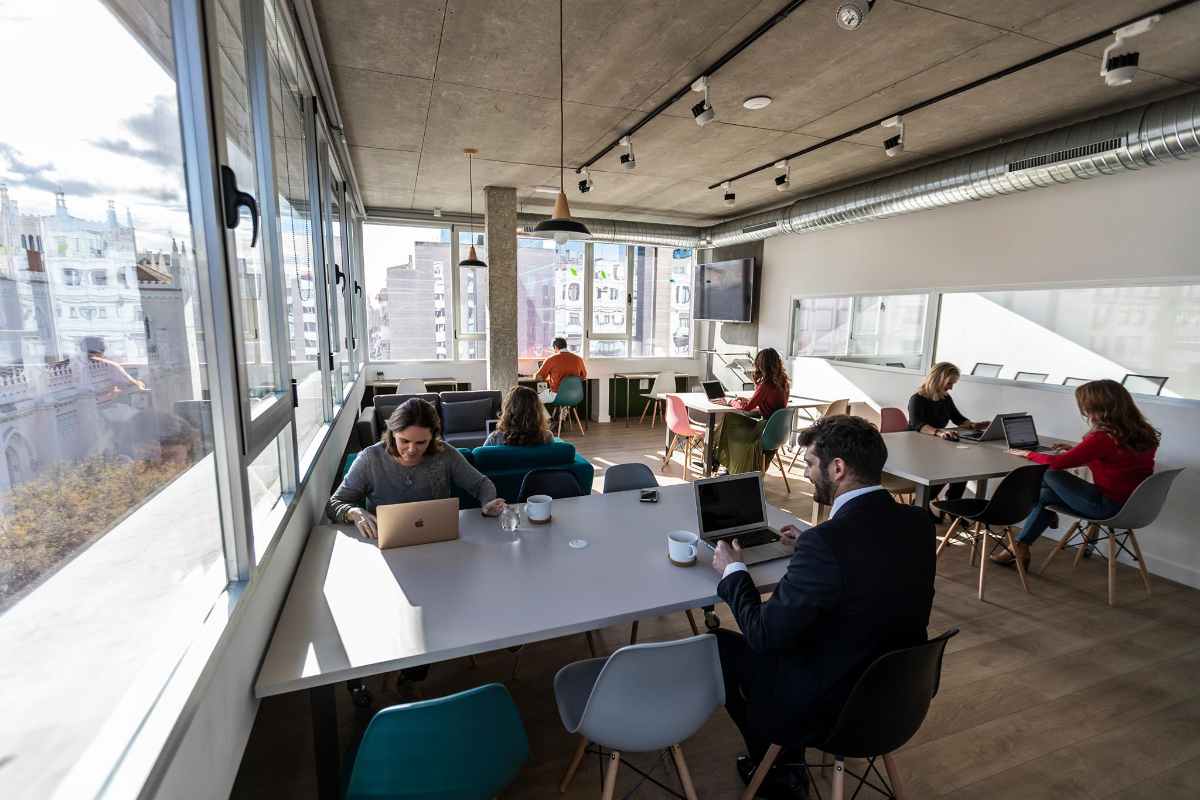 people-working-on-desks-inside-goya-smart-coworking