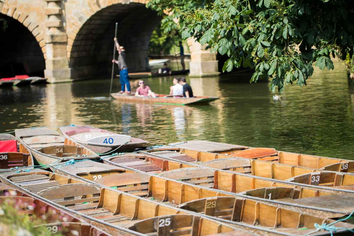punting-on-river-cherwell-in-oxford-in-daytime
