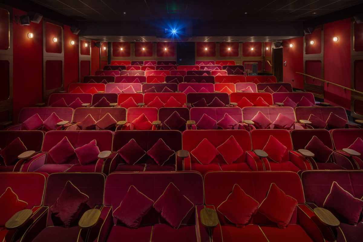 red-seats-in-everyman-chelsea-luxury-london-cinemas