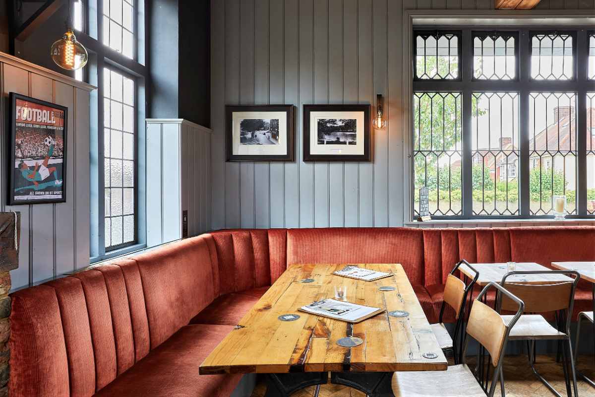 restaurant-tables-in-the-arnos-arms-pub-in-arnos-grove