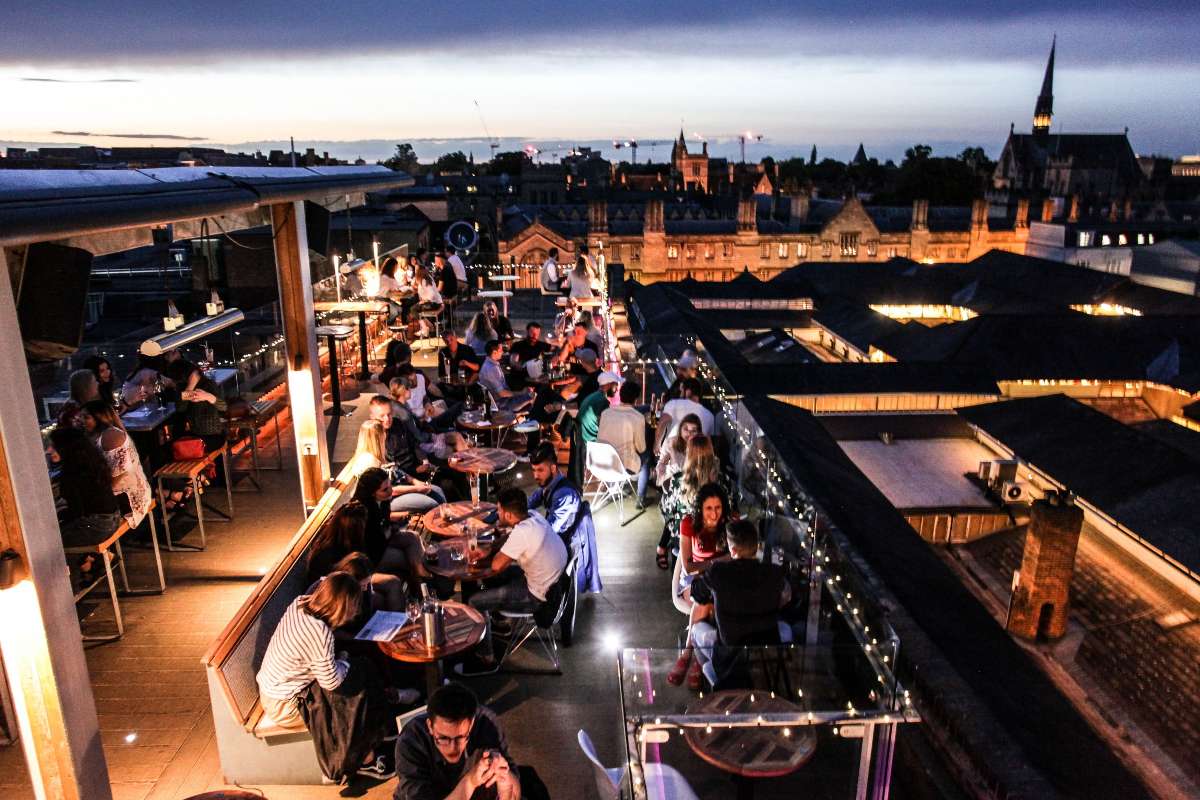 terrace-at-the-varsity-club-at-nighttime-date-ideas-oxford
