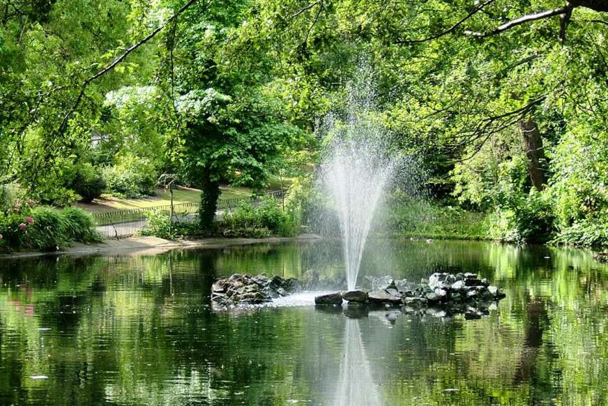 fountain-on-a-lake-at-the-arboretum-in-the-daytime-date-ideas-nottingham