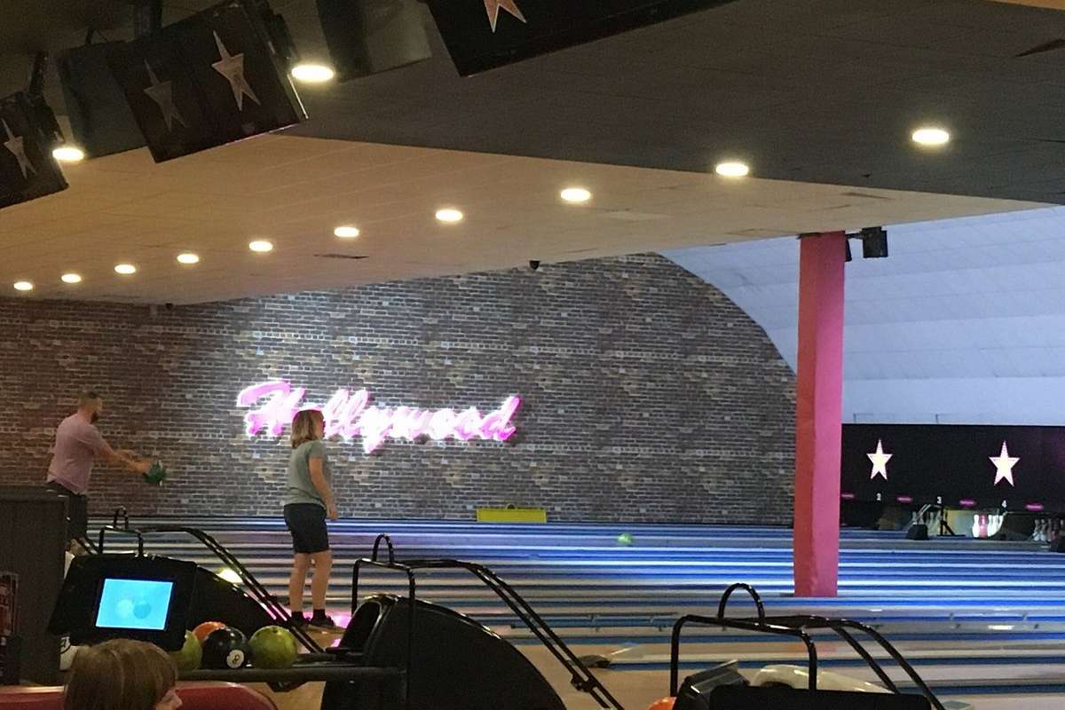 interior-of-the-bowling-alley-at-hollywood-bowl-in-the-daytime