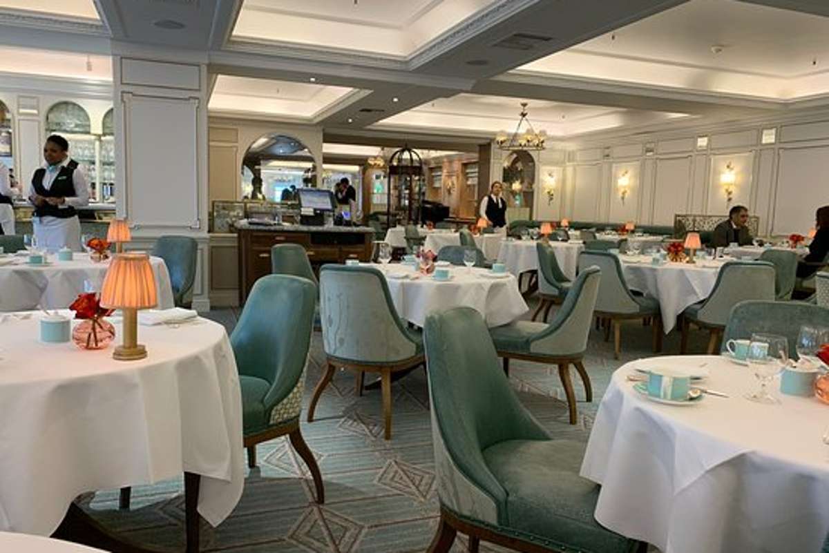 interior-of-the-diamond-jubilee-tea-room-at-fortnum-and-mason-in-the-daytime