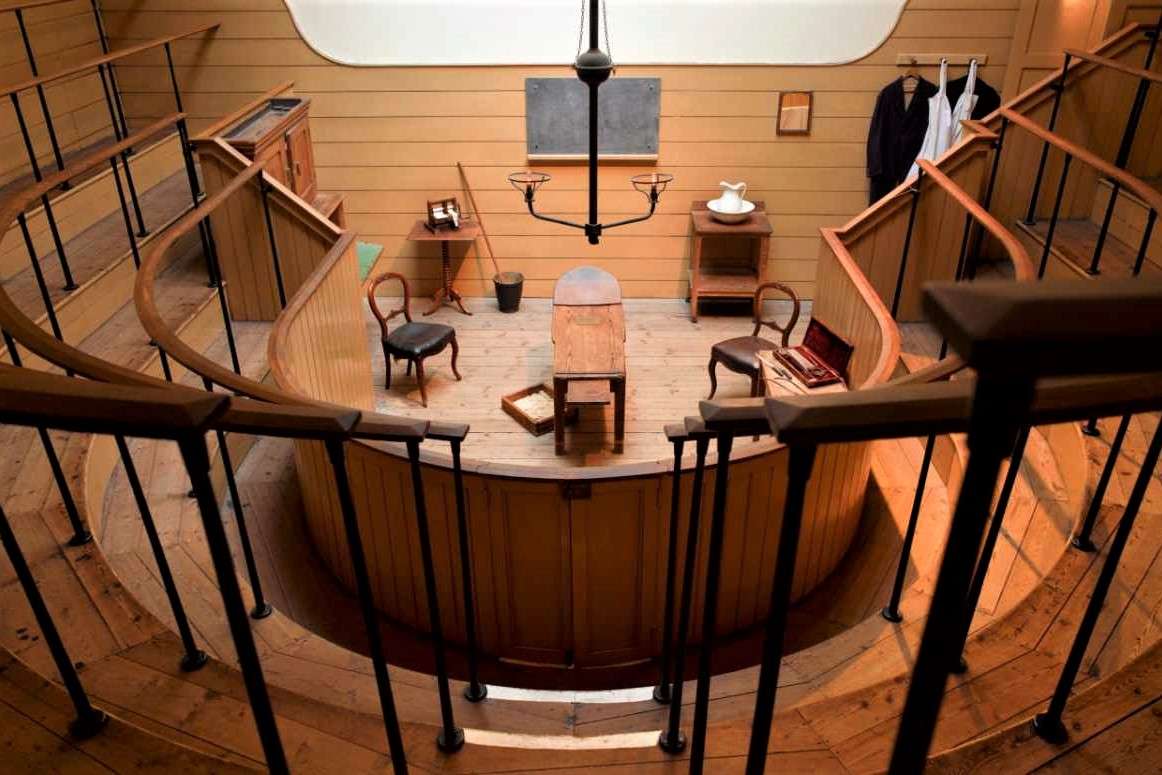 interior-of-the-old-operating-theatre-museum