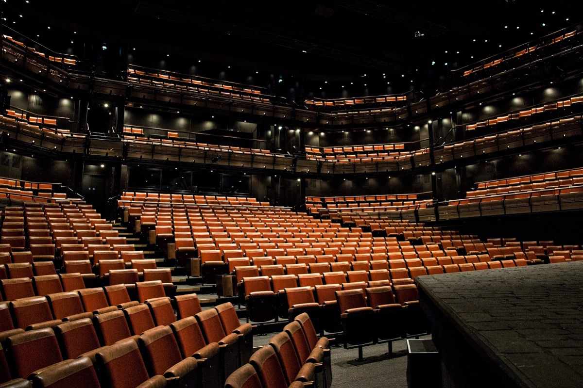 seats-around-stage-at-the-bridge-theatre