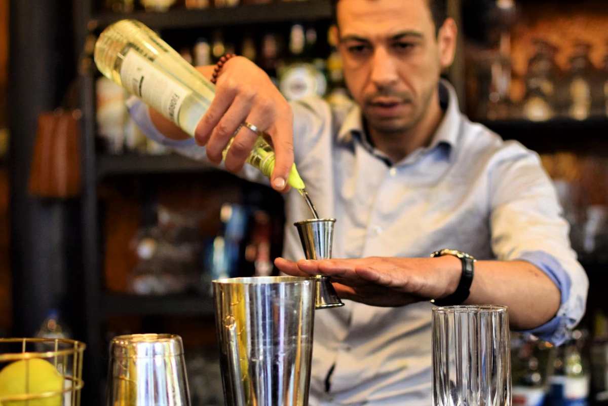 bartender-making-cocktail-at-neuvième-sauvage