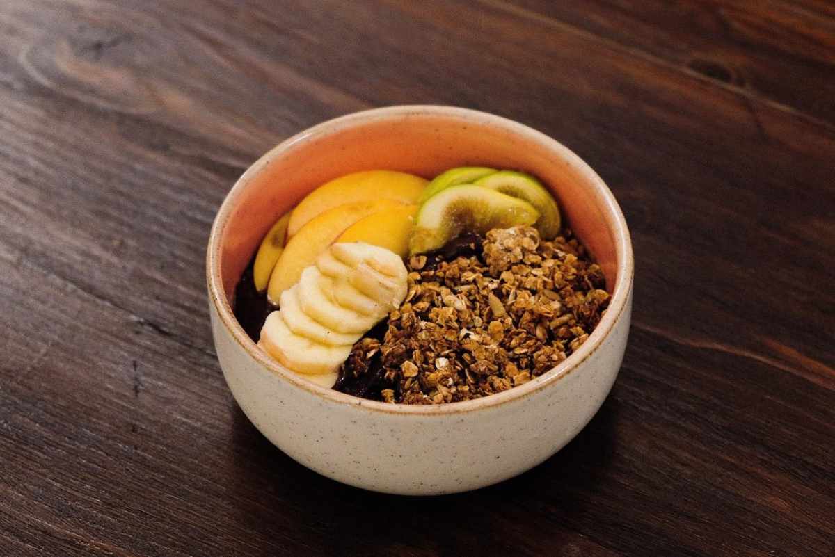 bowl-with-fruit-and-granola-from-jac-brunch-and-concept-store