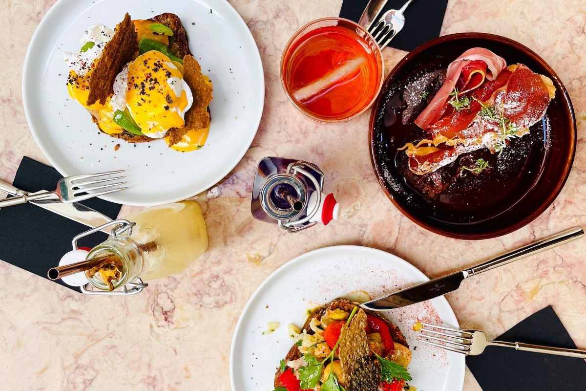 breakfast-plates-and-cocktails-at-early-coffee-food-drinks