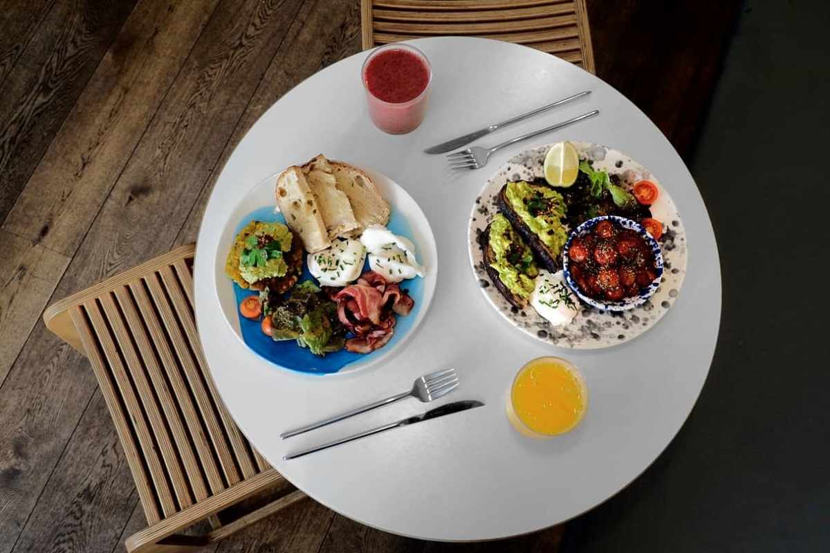 breakfast-plates-and-smoothies-at-the-mill