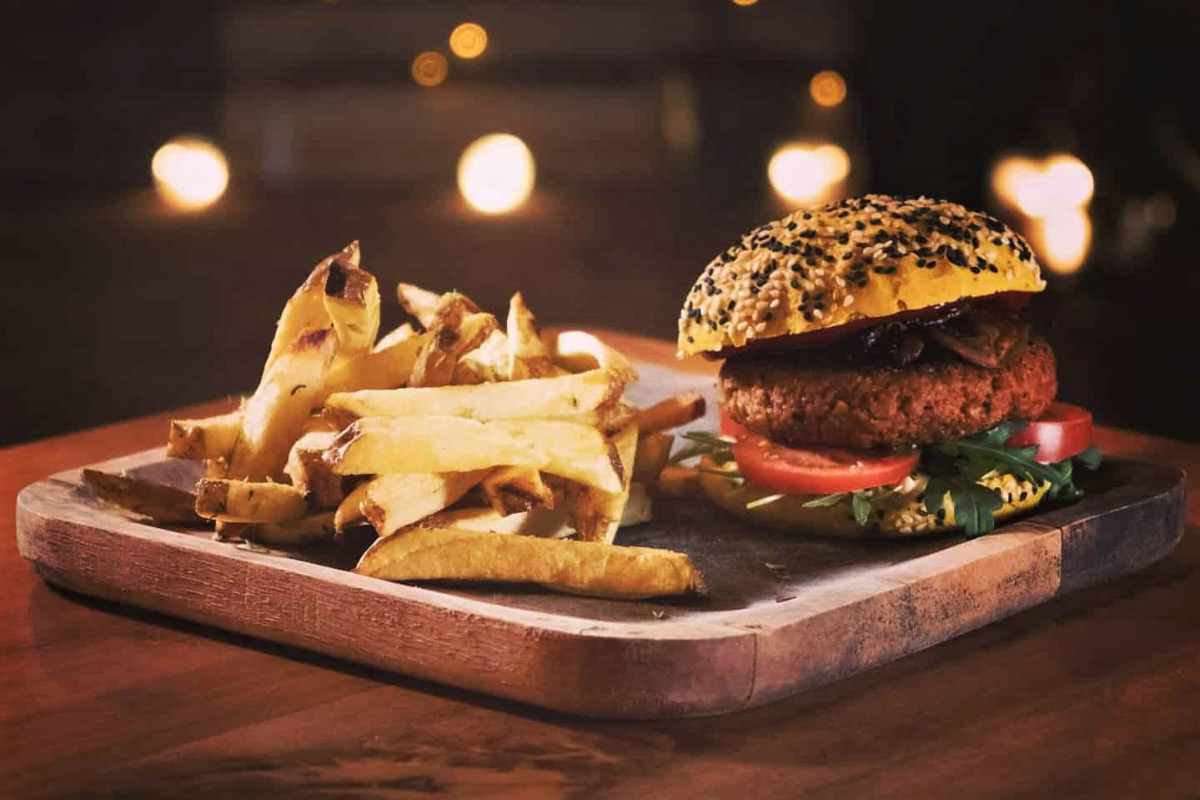 burger-and-fries-from-apuro-vegan-bar-vegan-porto
