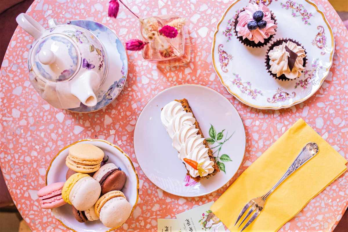 cakes-macarons-and-a-teapot-at-jo-and-nana-cakes