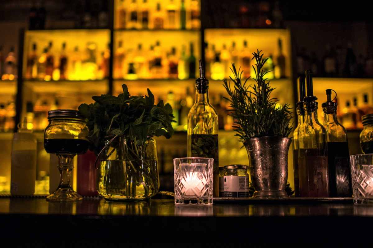 candles-on-bar-of-moonshiner-speakeasies-paris