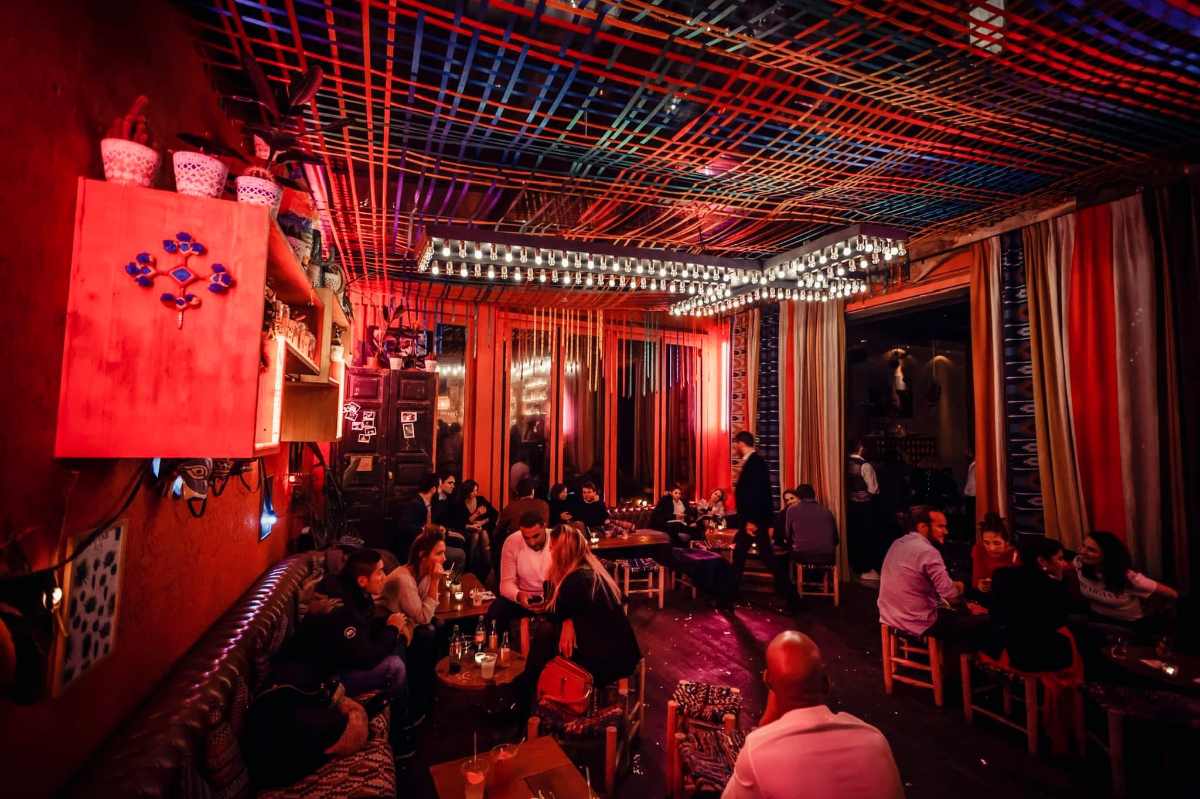 interior-of-la-mezcaleria-bar-speakeasies-paris