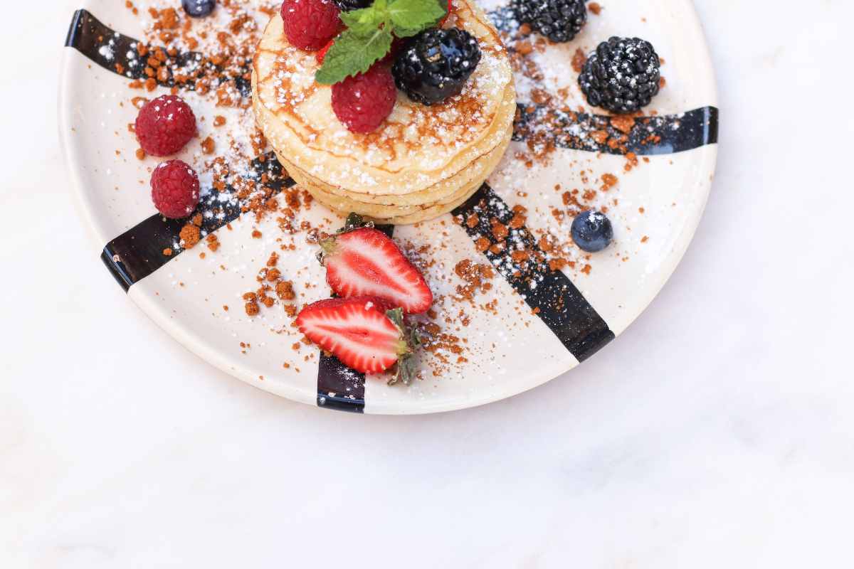 pancakes-topped-with-berries-from-mercador-café