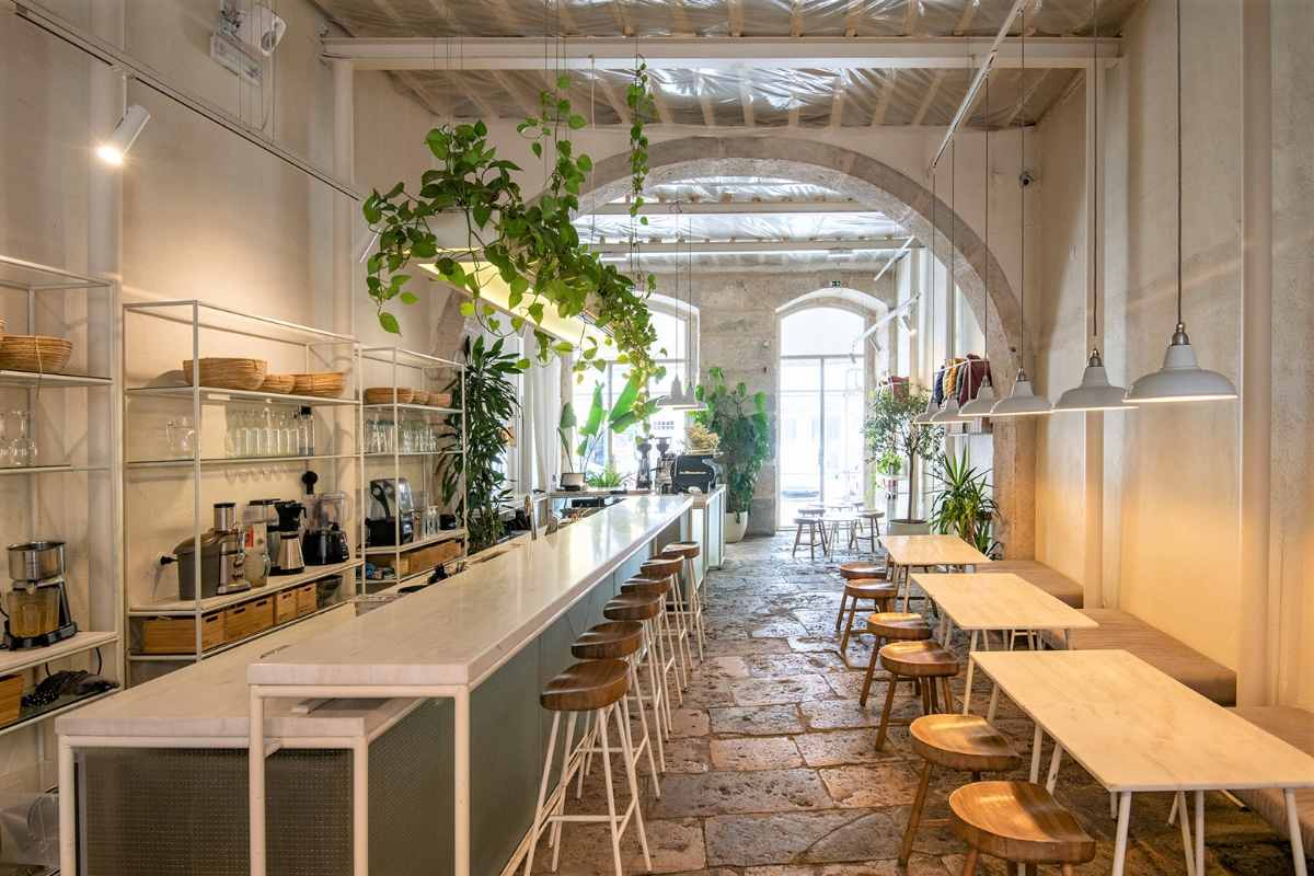 tables-inside-comobå-best-cafes-to-work-in-lisbon