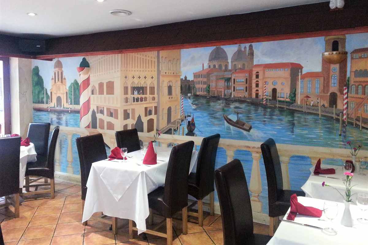 tables-inside-tarantino-italian-restaurant-in-daytime