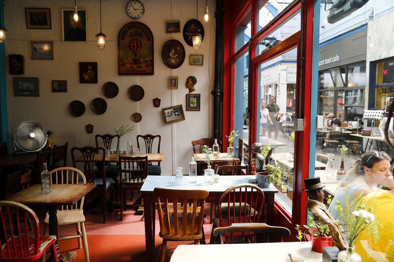 interior-of-sarava-creperie-and-café-in-the-daytime