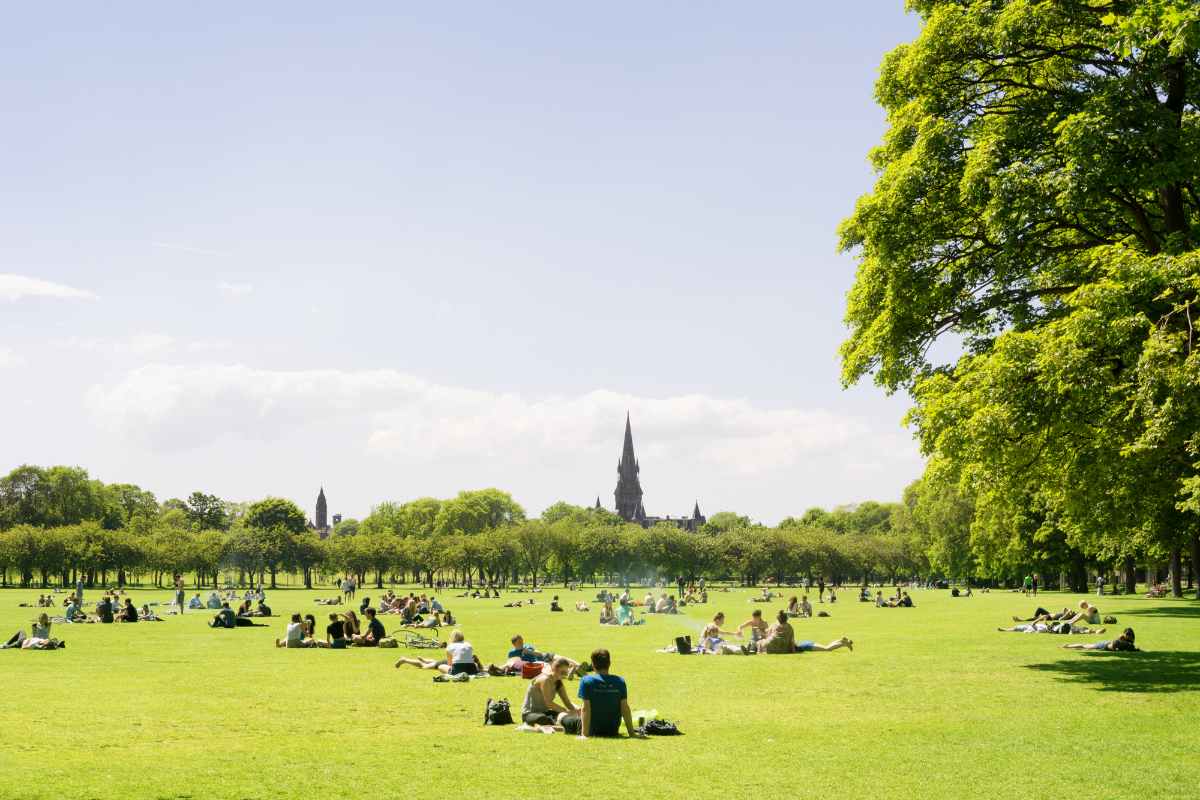 the-meadows-park-on-sunny-day-date-ideas-edinburgh