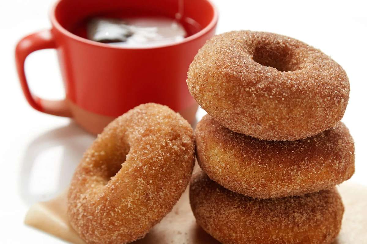 cinnamon-sugar-donuts-and-tea-at-sans-bakery
