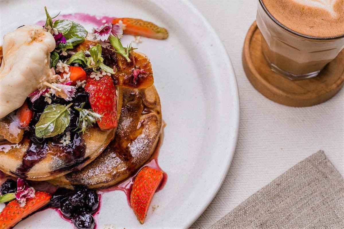 coffee-and-pancakes-with-fresh-fruit-from-koast-cafe