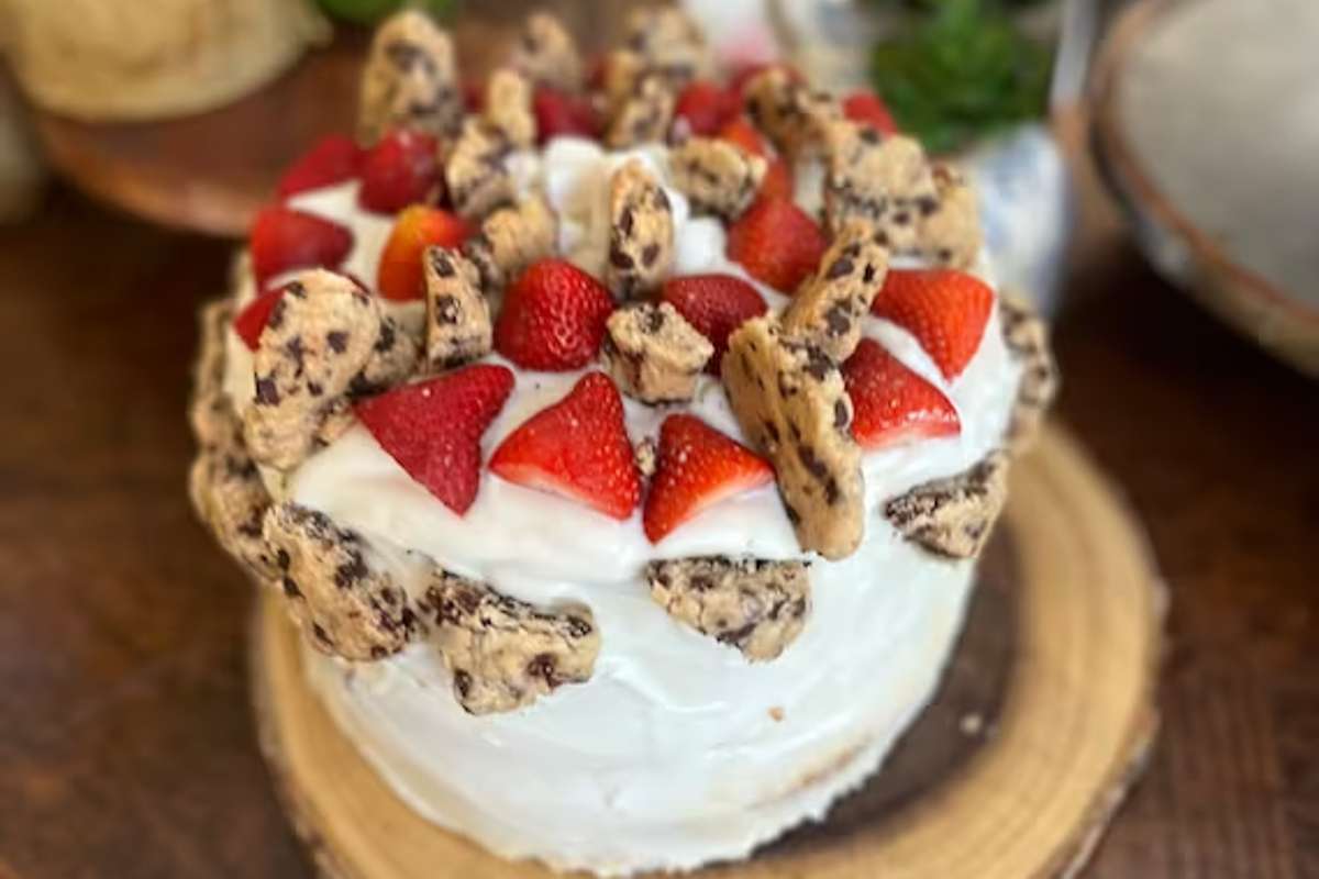 cookies-and-strawberries-cake-from-happy-zoe-vegan-bakery