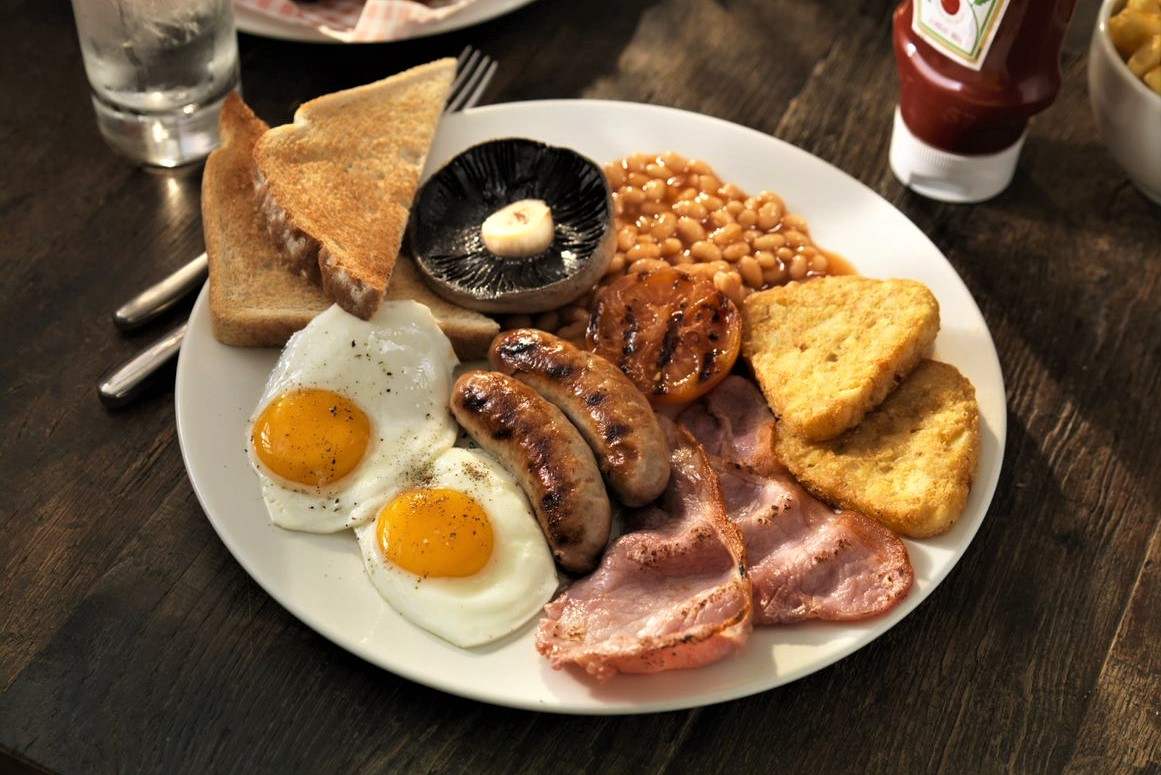 full-english-breakfast-at-yates-pub
