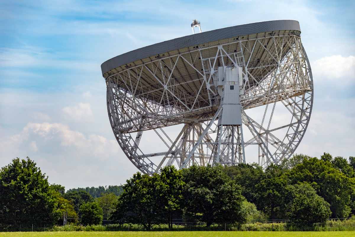 jodrell-bank-radio-telescope-in-the-cheshire-countryside
