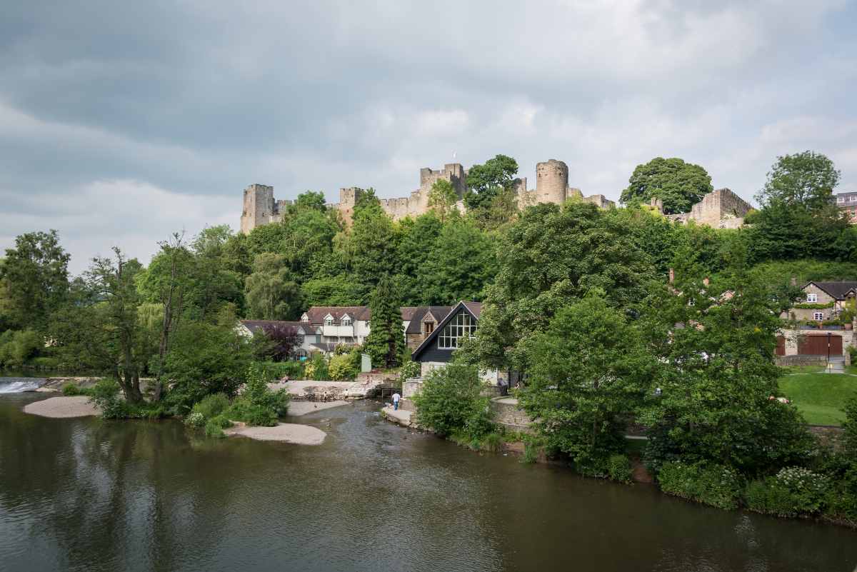 ludlow-castle-and-riverside-on-cloudy-day