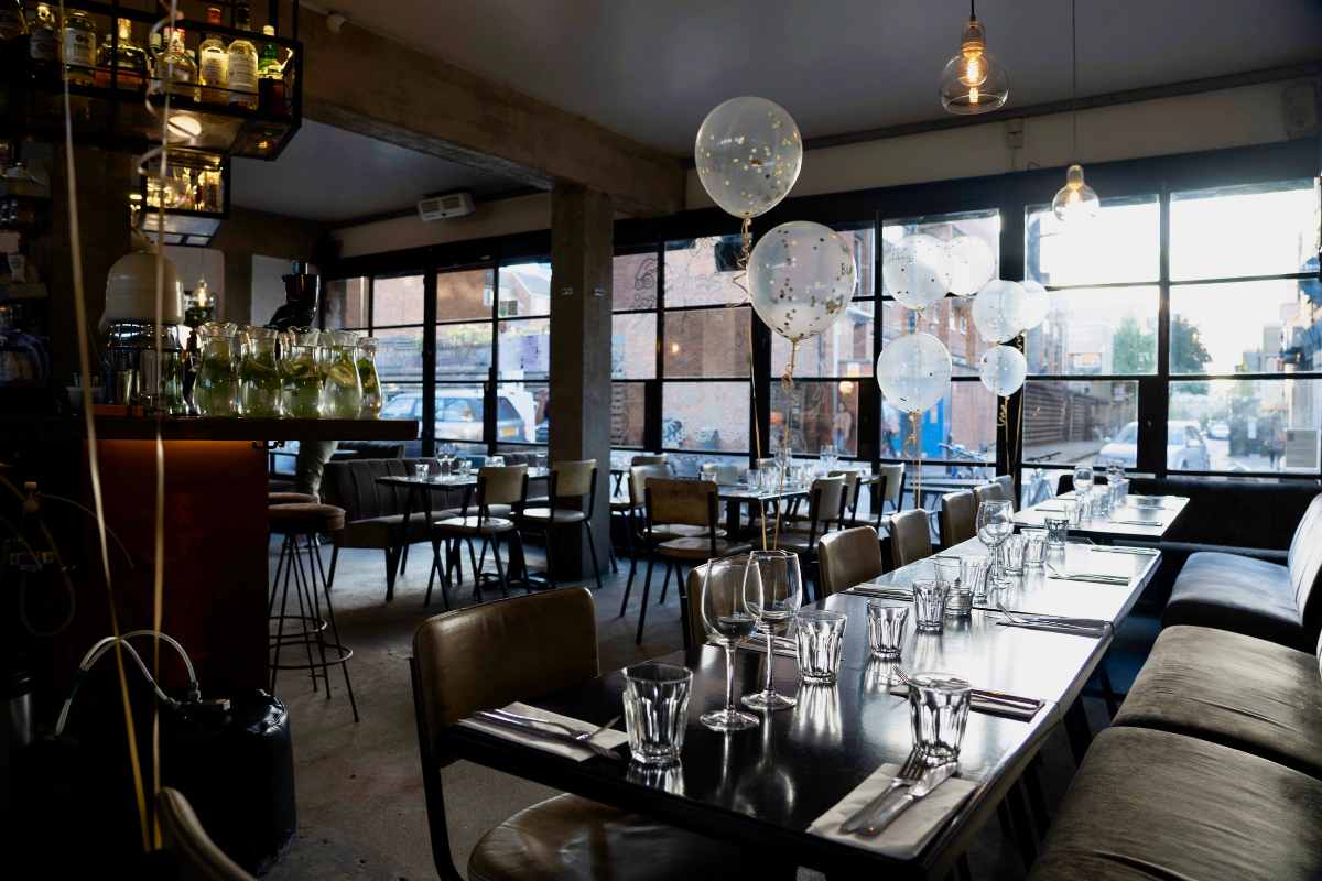 bar-and-tables-and-chairs-inside-rapsa-@-100-hoxton