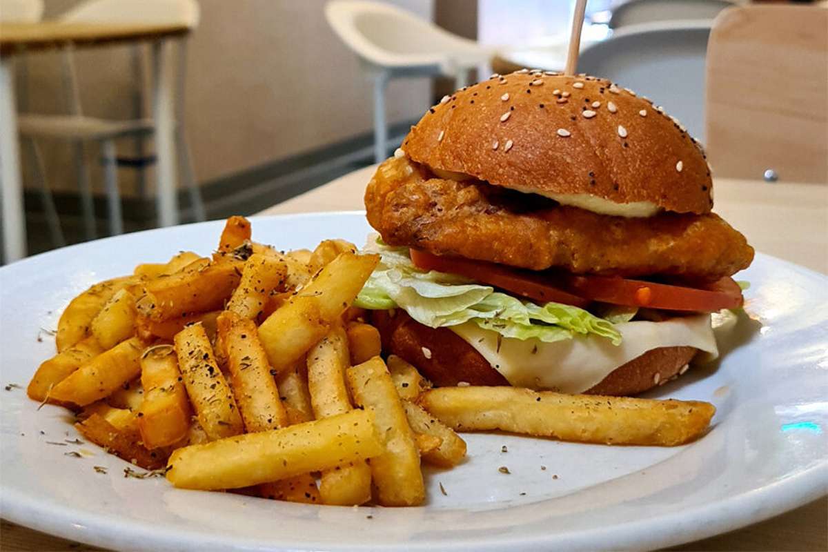 burger-and-chips-on-the-table-at-wai-kika-moo-kau