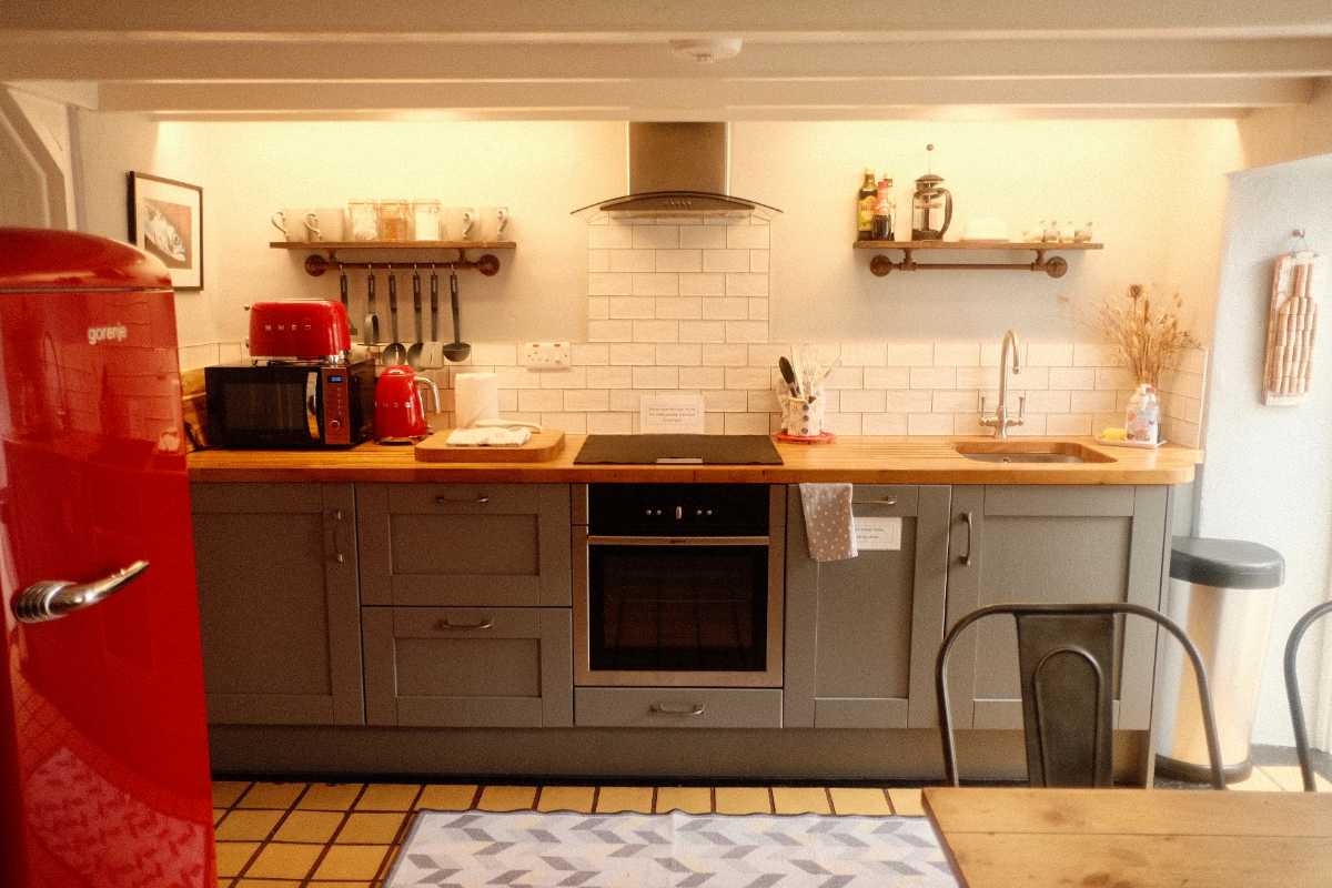 country-style-kitchen-inside-bakery-cottage-in-st-agnes