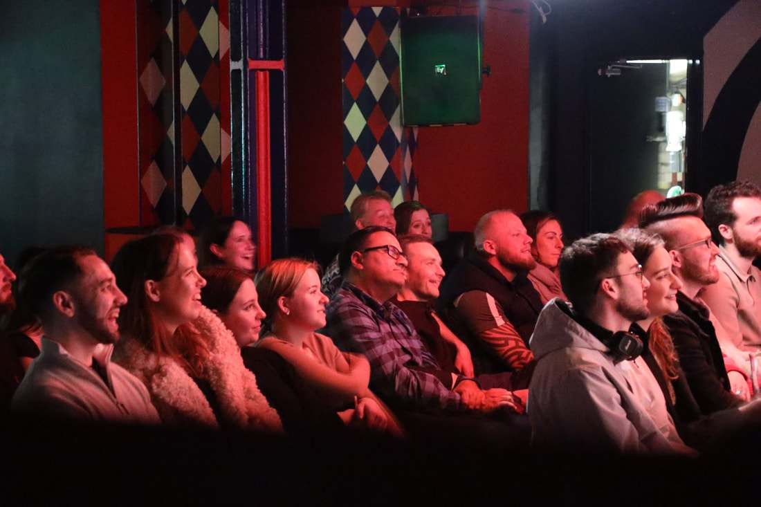 crowd-watching-at-comedy-act-at-city-comedy-club