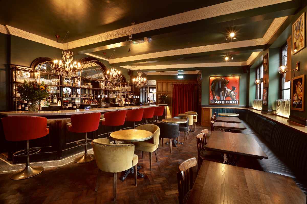 interior-of-the-bedford-pub-bottomless-brunch-balham