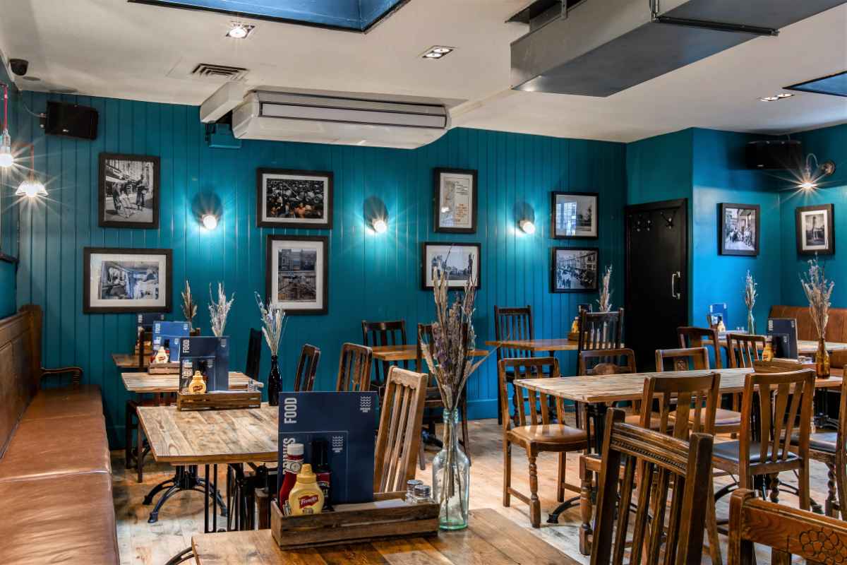 tables-and-seats-inside-the-northcote-arms-pub