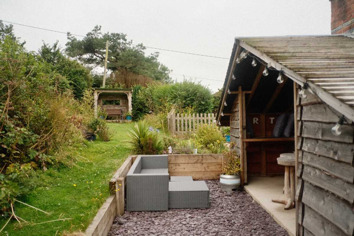 top-garden-with-outdoor-bar-at-bakery-cottage-in-st-agnes
