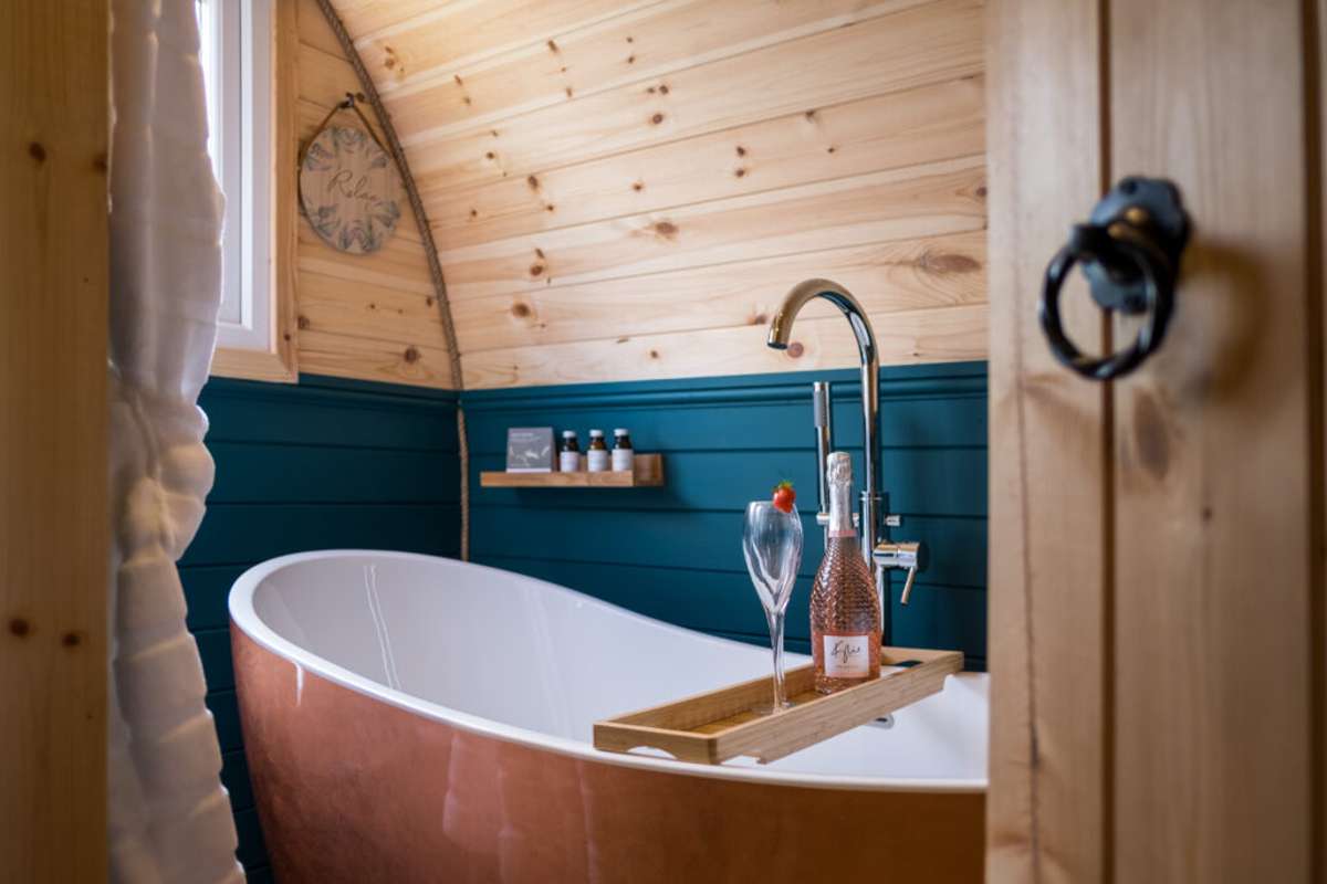 bathtub-in-bathroom-in-a-pod-at-dentdale-pods
