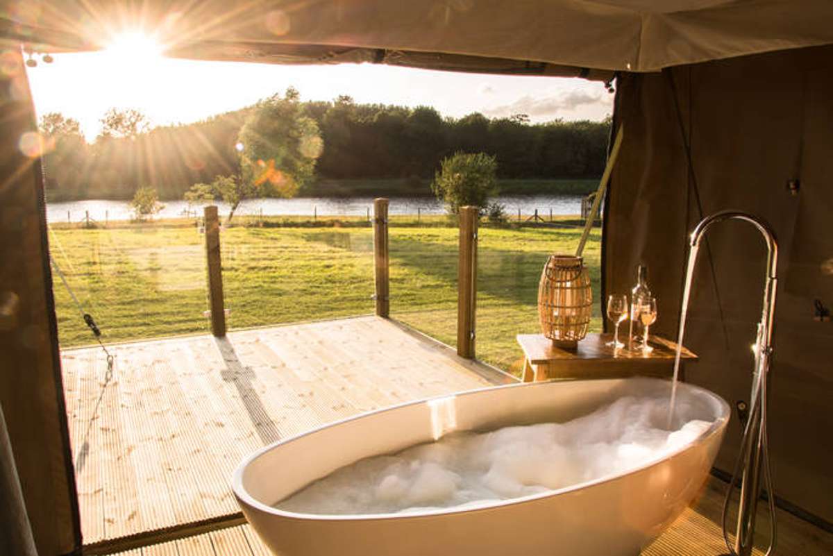 bathtub-with-a-view-at-pinkfoot-tent-the-nest-safari-tents