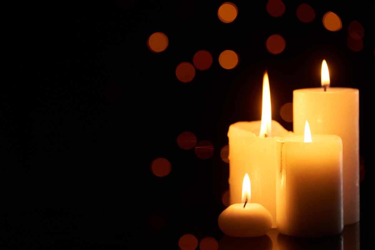 candles-in-dark-room-at-christmas-by-candlelight-concert