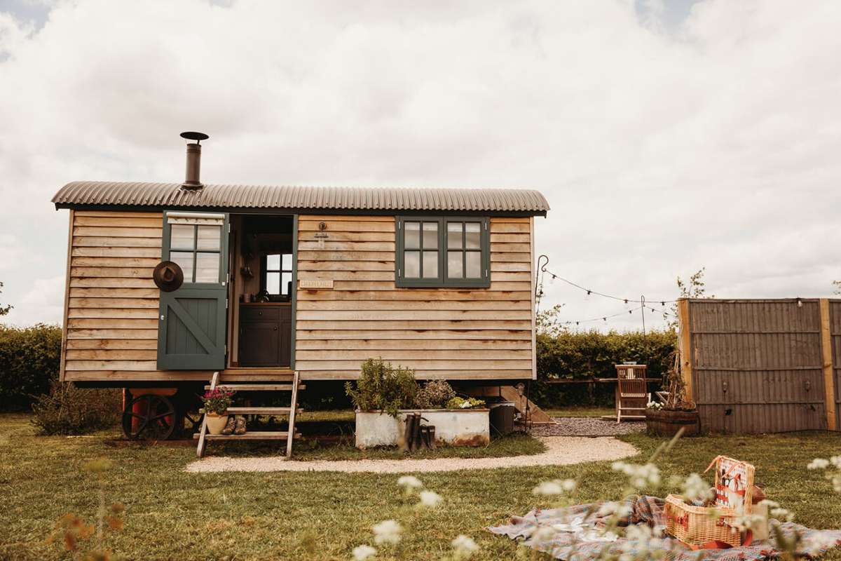 exterior-of-a-shepherds-hut-at-fenland-retreats-in-the-daytime