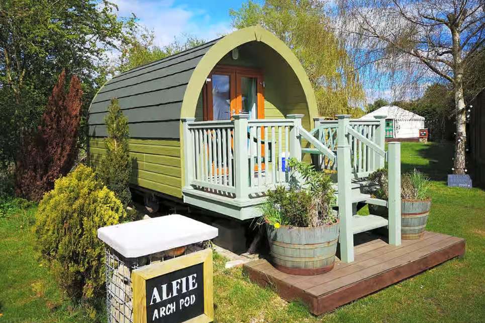 exterior-of-alfie-arch-pod-at-the-three-horsehoes-glamping
